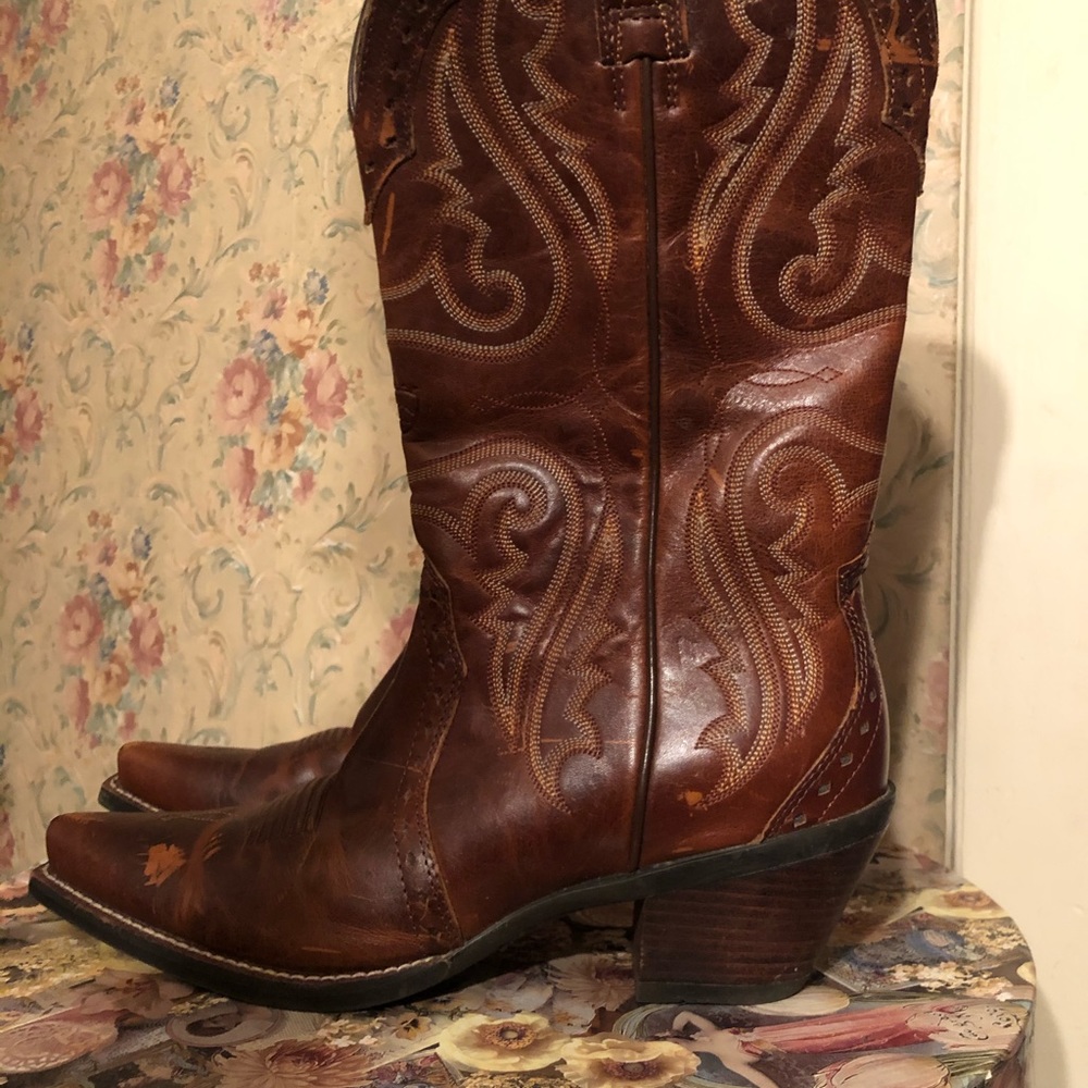Barely worn Ariat cowboy boots.